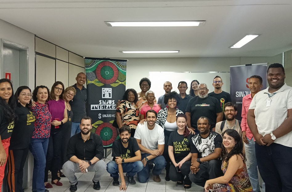 Foto de servidores e servidoras em atividade do SINJUS Antirracista